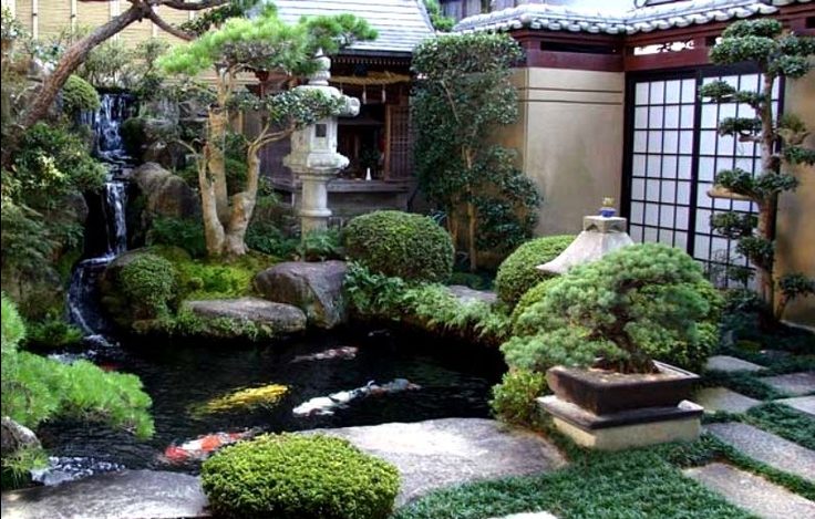 Vật liệu được sử dụng chính trong kiểu vườn này là sỏi đá, rêu, cây bonsai và một vài cụm hoa.