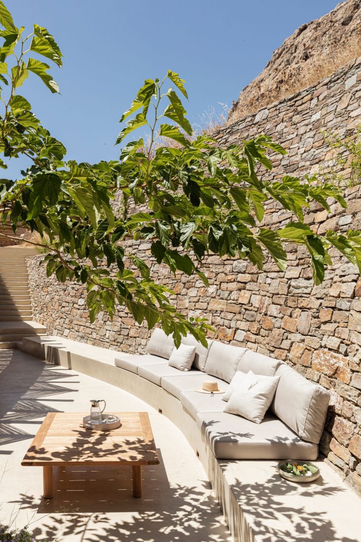 Bức tường đá uốn cong ấn tượng của một nhà nghỉ ở Hy Lạp