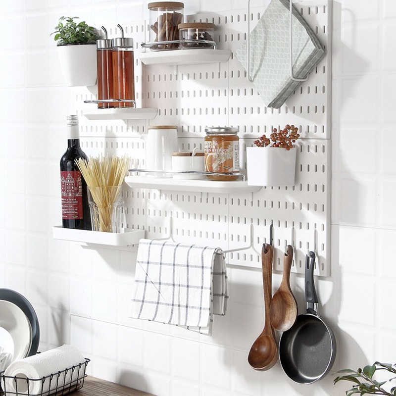Sử dụng bảng treo, ghim lên tường tiết kiệm diện tích cho phòng bếp nhỏ
