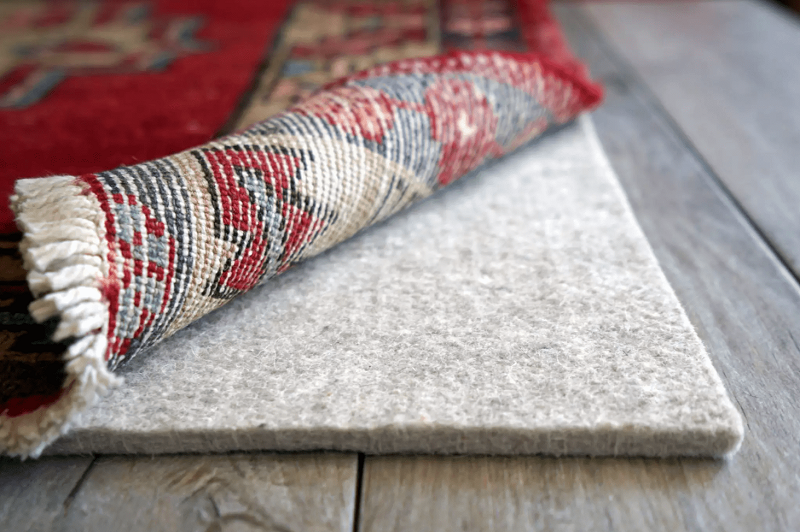 Sử dụng thảm lót để giảm tiếng ồn cho sàn nhà