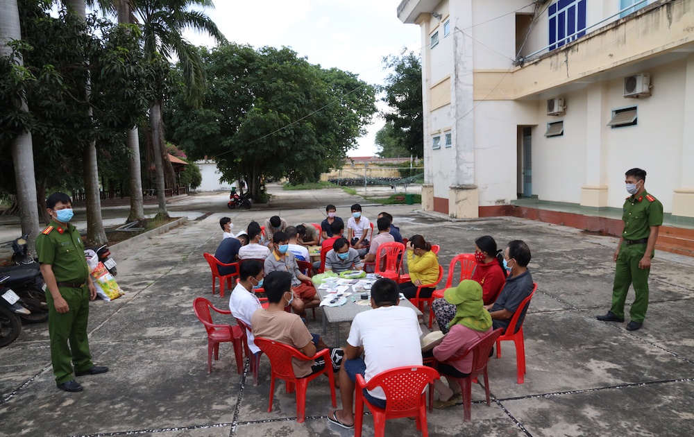 Nhóm đối tượng đánh bạc cùng các tang vật tại cơ quan công an 